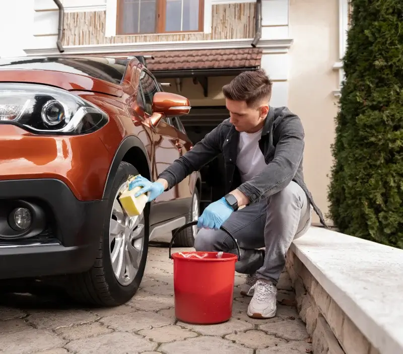 Lavage auto à domicile Le Subdray : professionnel intervenant sur un véhicule